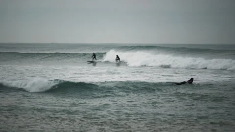 SLOW MOTION Two Active Surfers Riding A Wave At An Australian Beach Vídeos de archivo 346882791