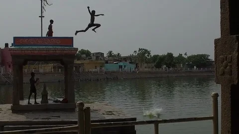 Slow motion of two young boys diving in a lake. 스톡 동영상 87495536