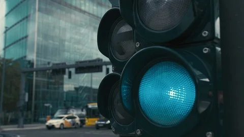 Slow Motion A typical traffic light at the Crossroads in the center of the Video stock 106819552