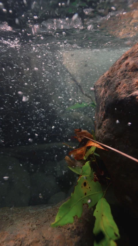 Slow motion underwater sun rays hitting rocky lake floor. Stock-Footage 283648315