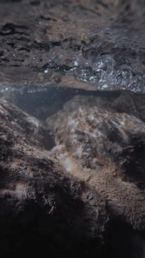 Slow motion underwater sun rays hitting rocky lake floor. Stock-Footage 283652541