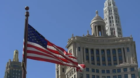 Slow motion USA flag in front of old Chicago highrise building 스톡 동영상 55506925