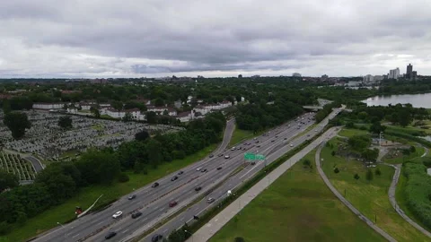 Slow Motion of Van Wick High Way Next to Cemetary Vídeo Stock 156702972