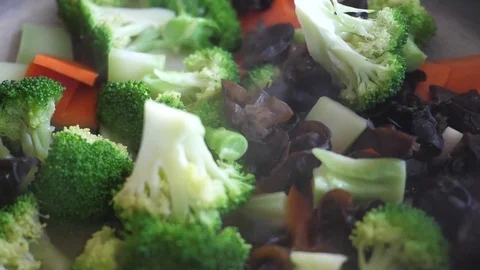 Slow motion of vegetable with smoke in a pan 스톡 동영상 76140050