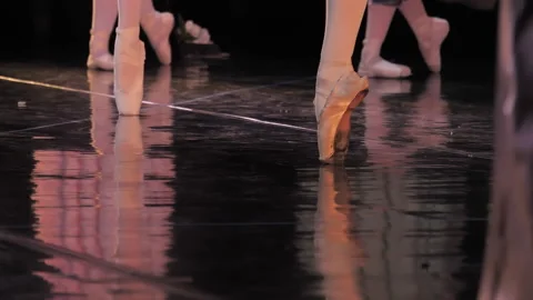 Slow motion vertical pan of ballet dancer's legs jumping and dancing on stage. Vídeos de archivo 196011447