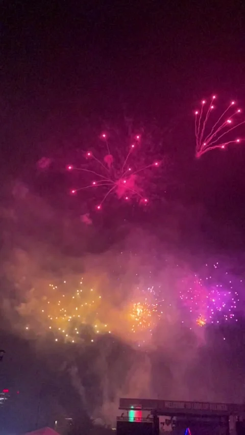 Slow motion vertical video of fireworks barrage in Atlanta Video stock 265495931