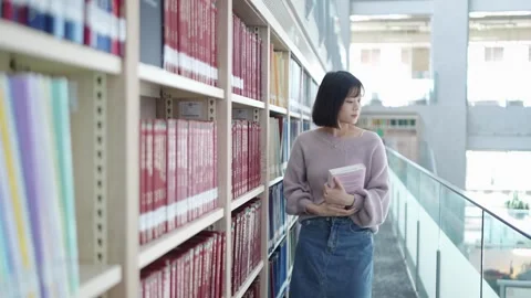 Slow-motion video of a 20-year-old Taiwanese female college student 動画素材 264311315