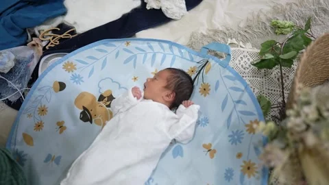 Slow-motion video of an 8-day-old Taiwanese baby sleeping on the sofa Vidéo 273636735
