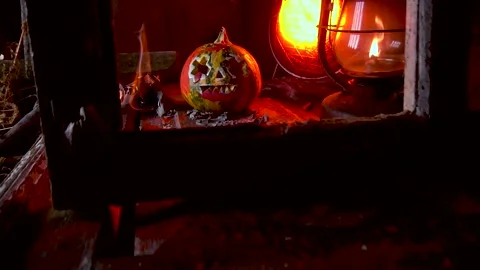 Slow motion video art scary halloween with pumpkins and old kerosene lamp Vídeos de archivo 286206769