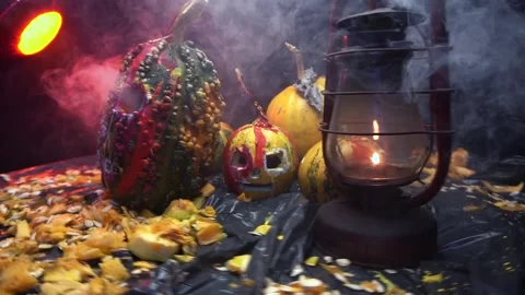 Slow motion video art scary halloween pumpkins and old kerosene lamp Vídeos de archivo 286207859