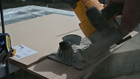 Slow motion Video of carpenter sawing wood with an electricSaw in garden. handy Video stock 178049320