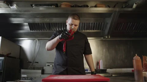 Slow motion video of a chef throwing red chili peppers on a cutting board. Vídeos de archivo 237618740