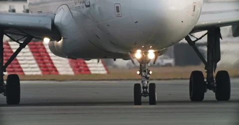 Slow-motion video close-up of the wheels of the plane traveling on the runway. Vídeos de archivo 247709023