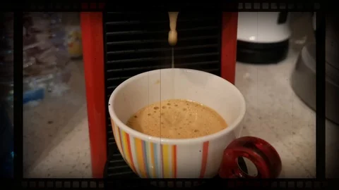 Slow motion video of coffee that flows slowly into the cup Stock-Footage 128817282