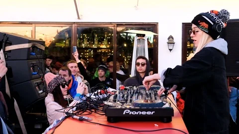 Slow motion video. Disco in the open air. Youth festival. Many people. Vidéo 109801565