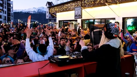 Slow motion video. Disco in the open air. Youth festival. Many people. Vidéo 109805600