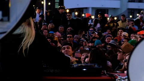 Slow motion video. Disco in the open air. Youth festival. Many people. Vidéo 109812483