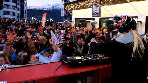 Slow motion video. Disco in the open air. Youth festival. Many people. Vidéo 109817451