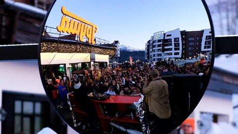 Slow motion video. Disco in the open air. Youth festival. Many people. Vidéo 109821641