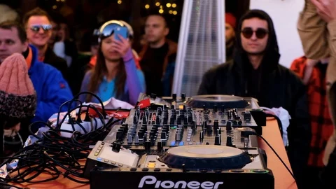 Slow motion video. Disco in the open air. Youth festival. Many people. Vidéo 109826456