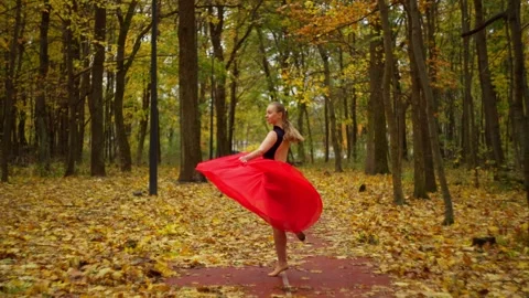 Slow motion video of a female dancer scrolling on one leg. Video stock 255795028