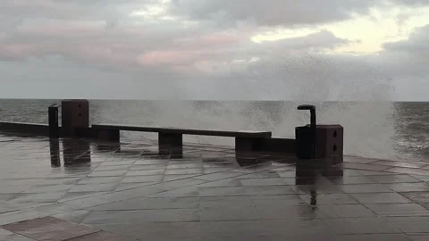 Slow motion video fo waves hitting sewall, montevideo, uruguay 動画素材 336100876