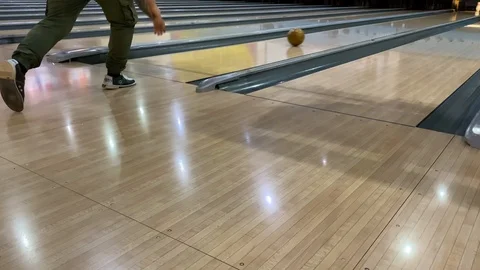 Slow motion video of a guy throwing a yellow bowling ball Video stock 123697529