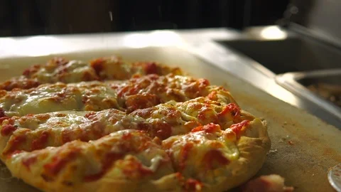 Slow motion video. The hand of the chef sprinkles spices on the pizza Vídeo Stock 113223339