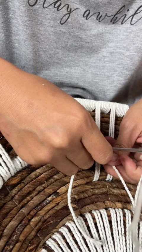 Slow motion video of hands weaving macrame on wall decor. 库存影片 345726460