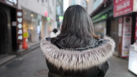 Slow-motion video of a Korean man in his 30s walking on the main street Vídeo Stock 262213402
