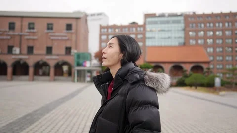 Slow-motion video of a long-haired Korean man in his 30s visiting a church 動画素材 261782741