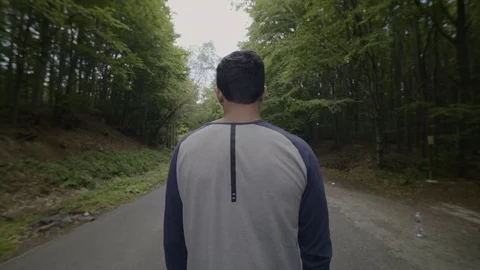 Slow motion video of man running in the woods Video stock 72183305