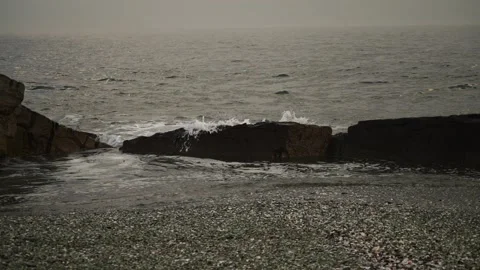 Slow-motion video of the movement of waves near the rocks 库存影片 154942626