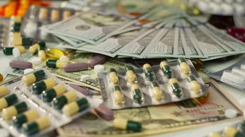 Slow motion video of pills falling on dollar bills and pills. Stock-Footage 278830282