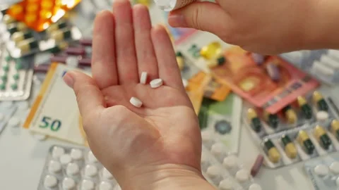 Slow motion video of pills spilling from a box into a woman's hand. Stock-Footage 278828448