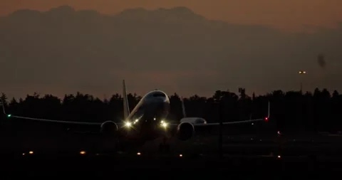Slow-motion video of a plane taking off from the runway at night. Vídeos de archivo 291195387