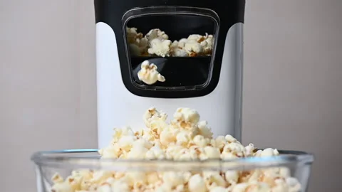 Slow motion video of popcorn machine producing popcorn out into bowl Stock-Footage 167922261