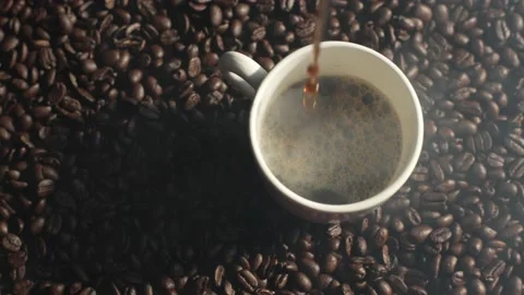 Slow-motion video of pouring coffee into a cup in a composition with beans Vídeos de archivo 236901502
