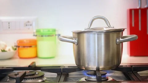 Slow motion video of putting pasta in the pot of boiling water on the g.. Vidéo 70607193