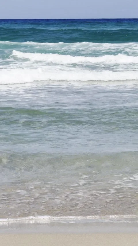 Slow motion video of sea waves. The waves roll and break, forming foam. Video stock 343540101