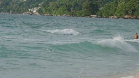 Slow motion video of turquoise waves lapping at the Seychelles beach Видео 331506572