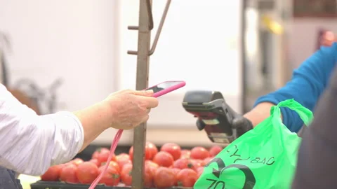 Slow motion video of unrecognizable person doing contactless payment 스톡 동영상 239021189