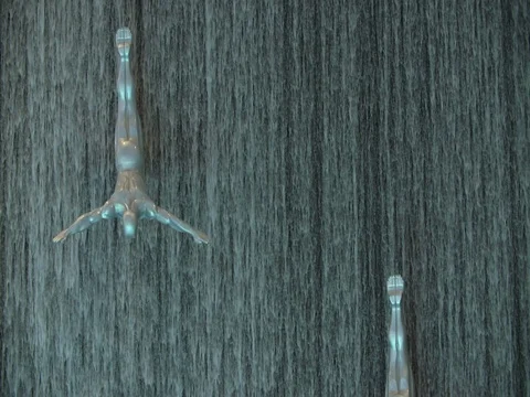 Slow motion video of Waterfall inside of the Dubai Mall. Vídeos de archivo 73649217