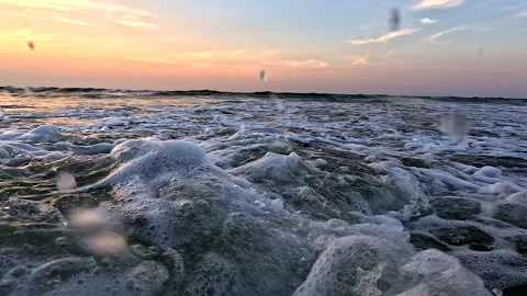 Slow motion video of a wave rolling over coming towards the camera Vidéo 336934909