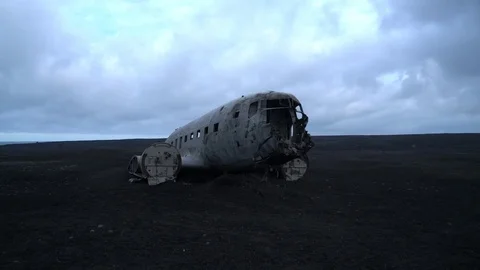 Slow motion view of abandoned plane in Iceland Vidéo 72331862
