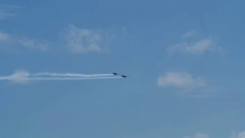 Slow motion view of acrobatic airplanes at an air show 動画素材 80889186