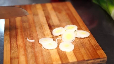 Slow motion view on experienced chef cook cutting thin slices of fresh red onion Vidéo 105455293