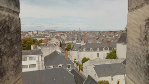 Slow motion view of Saumur through Tour Grainetiere crenellations 库存影片 348788750