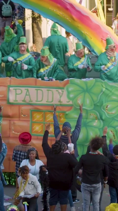 Slow-motion view of a St. Patrick’s–themed Mardi Gras parade float rolling past Stock Footage 323188505