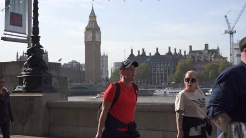 Slow motion view of traffic and pedestrians passing on Westminster Bridge 動画素材 260022008